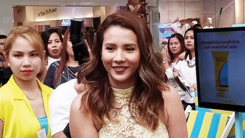 Singer-actress and Belo product endorser Karylle listens to an event attendee during the launch. (Photo: Alvin I. Dacanay)