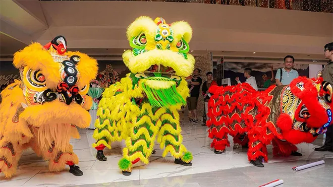 Lion and Dragon Dance Welcomes Chinese New Year! • The Market Monitor